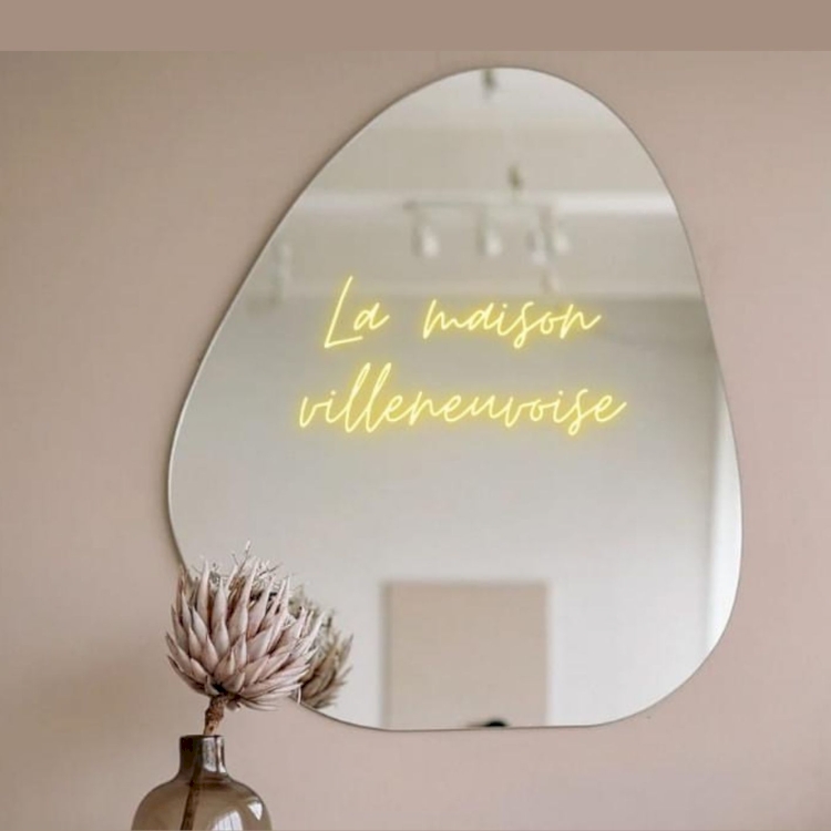 LA MAISON VILLENEUVOISE LA MAISON VILLENEUVOISE